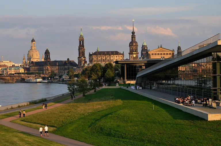 Blick auf das Internationale Congress Center und die Dresdner Altstadt mit Frauenkirche, Semperoper und der Elbe links im Bild