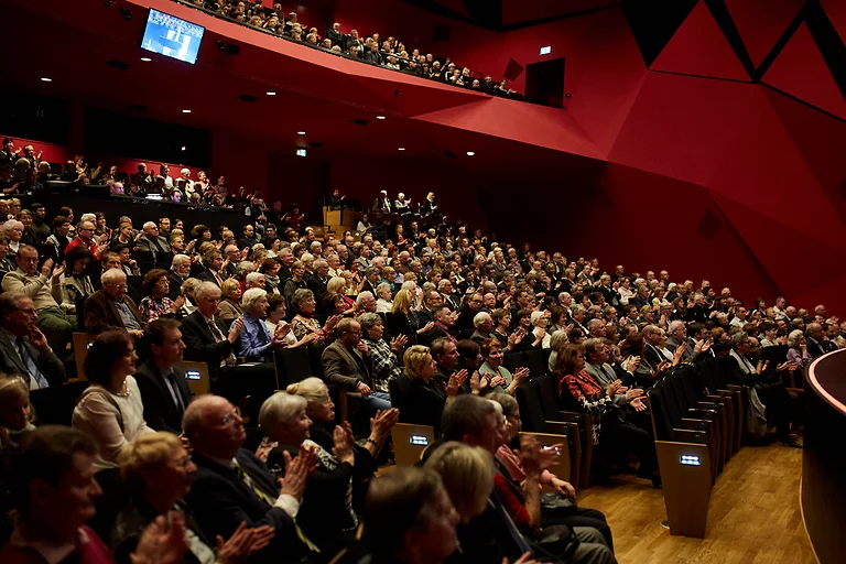 Mit Publikum gefüllte Reihen im Saal der Staatsoperette Dresden