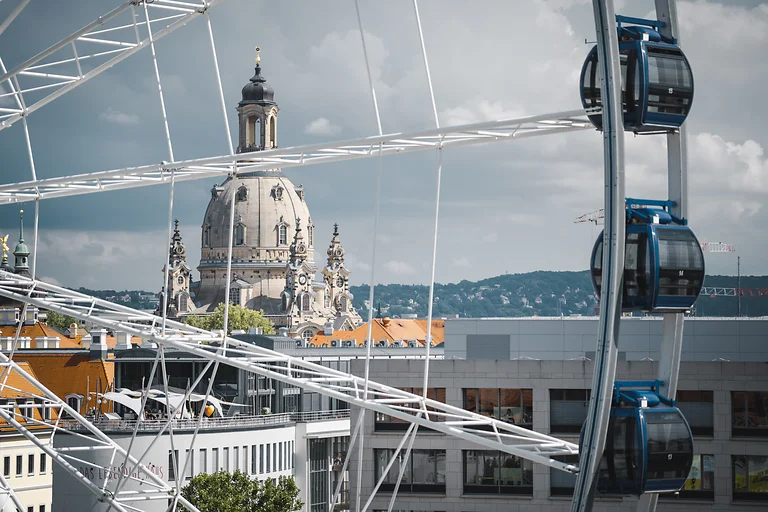 Riesenrad in Dresden mit Blick auf die Frauenkirche im Hintergrund.