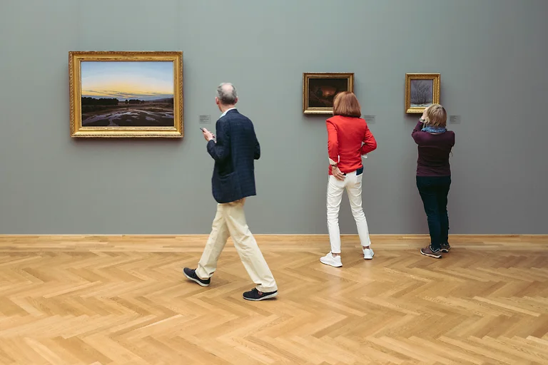 Drei Personen betrachten im Albertinum Gemälde von Caspar David Friedrich, ganz links „Das große Gehege“