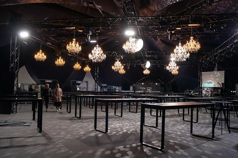 Veranstaltungshalle OSTRA-DOME in Dresden mit Kronleuchtern, Stehtischen und moderner Eventbeleuchtung.