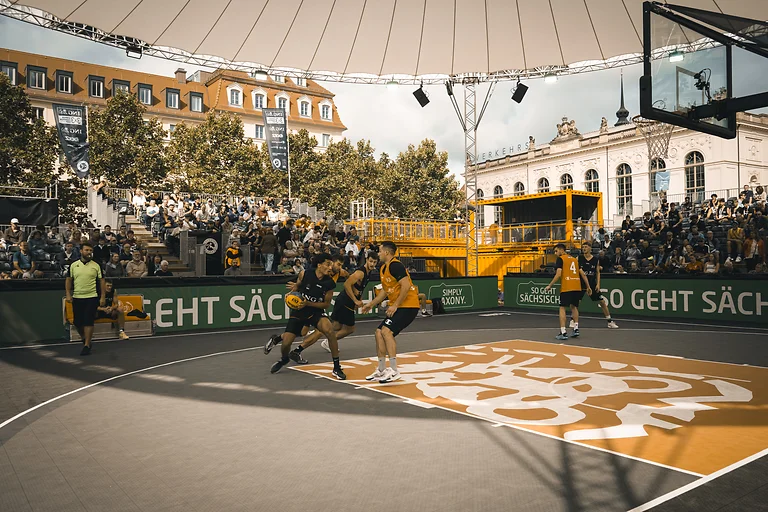 3x3 Basketball bei den Finals 2025 in Dresden, Spieler kämpfen vor voller Tribüne um den Ball.