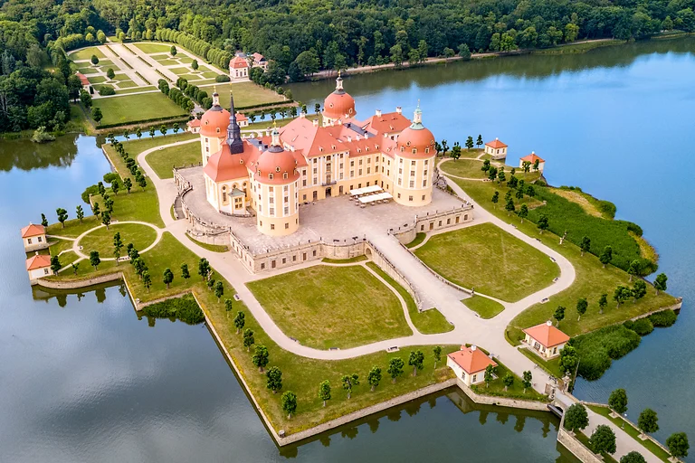 Schloss Moritzburg im Sommer aus der Vogelperspektive mit Parkanlage.
