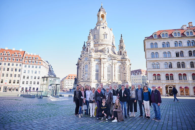 Teamfoto vom Dresden Famtrip 2022 am Neumarkt mit der Frauenkirche im Hintergrund, Gruppenbild bei sonnigem Wetter.