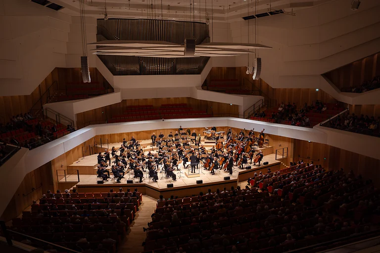 Dresdner Philharmonie auf der Bühne des Kulturpalasts während eines Konzertabends.